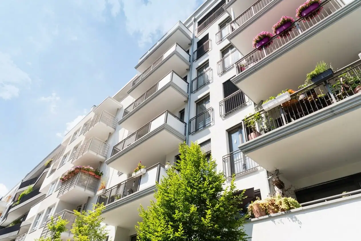 Mantenimiento ESTRUCTURAL Y CUMPLIMIENTO NORMATIVO EN CALIFORNIA: POR QUÉ REDLOG CONSTRUCTION GROUP ES EL ALIADO CLAVE PARA GESTORES DE PROPIEDADES